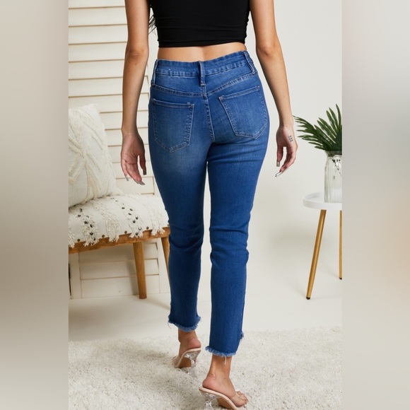 YMI Jeanswear Irene Frayed Cropped Jeans - Picture 4 of 9